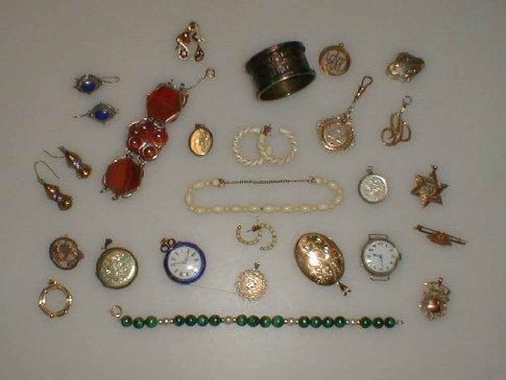 Appraisal: A quantity of ct gold and other small jewellery items