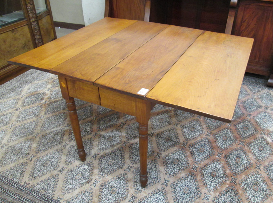 Appraisal: COUNTRY VICTORIAN DROP-LEAF DINING TABLE American th century having a