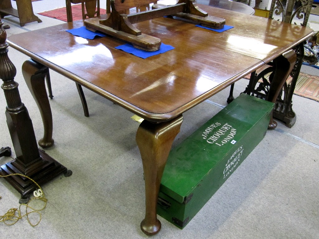 Appraisal: Victorian mahogany wind out dining table no mechanism