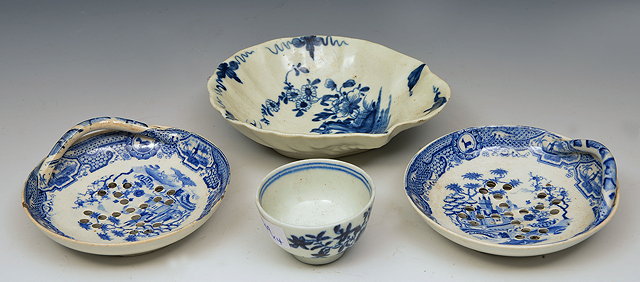 Appraisal: A PAIR OF BLUE AND WHITE TRANSFER PRINTED CIRCULAR PORCELAIN