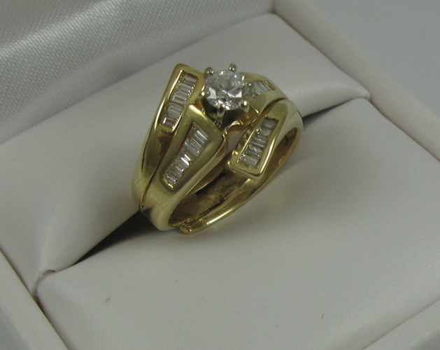 Appraisal: DIAMOND AND K GOLD RING Baguette diamonds surround a single