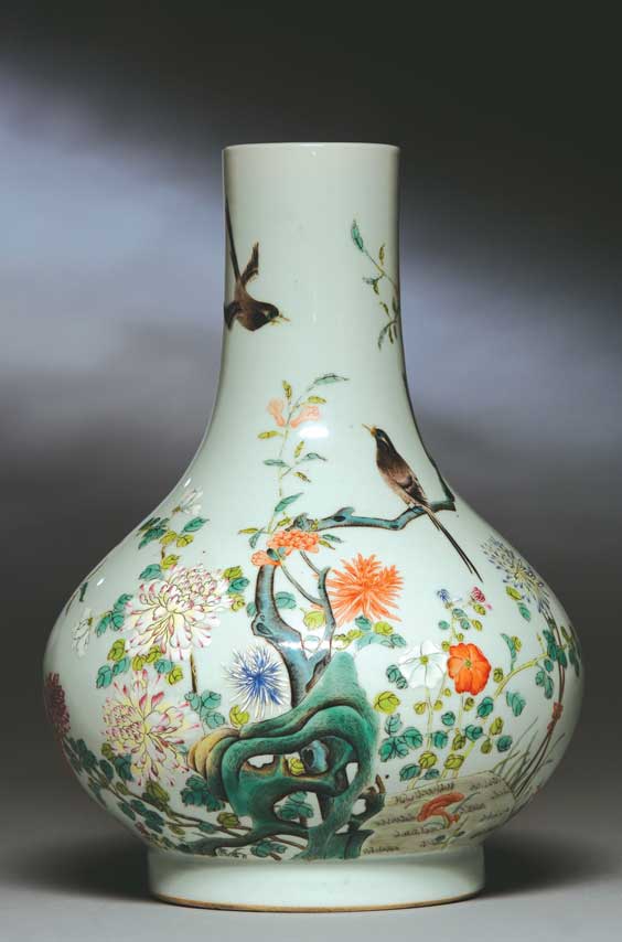 Appraisal: ANTIQUE CHINESE PORCELAIN VASE Large and antique Chinese enameled porcelain