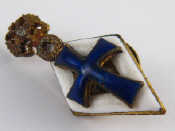 Appraisal: A Russian silver lady's university lapel badge bearing an enamel