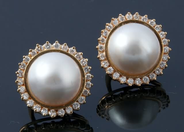 Appraisal: KY Each has a center mm round mabe pearl surrounded