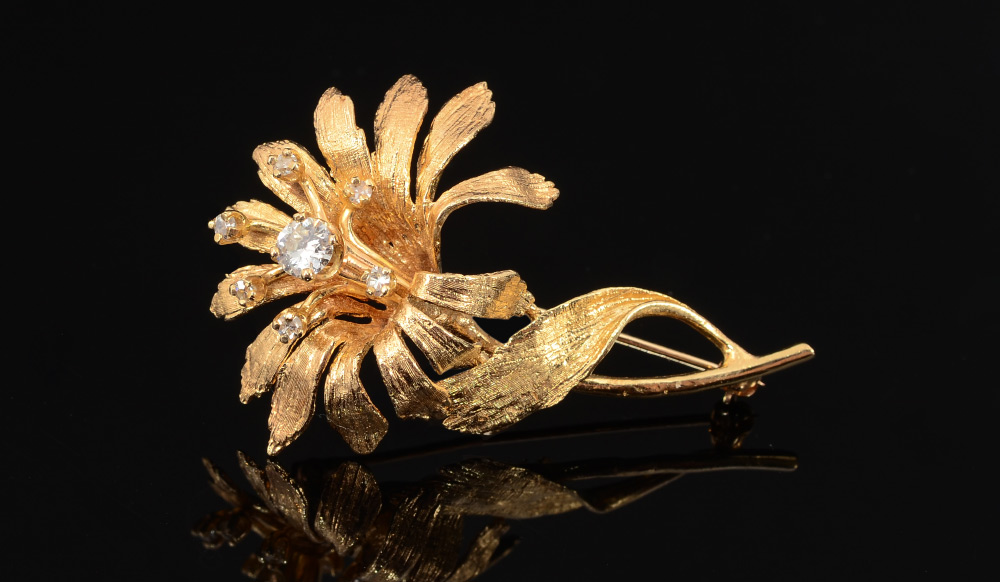 Appraisal: DIAMOND FIGURAL FLOWER PIN K yellow gold flower pin contains