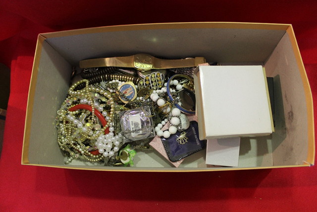 Appraisal: A QUANTITY OF MISCELLANEOUS JEWELLERY including mostly beads necklaces etc