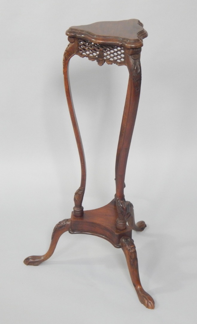 Appraisal: A Georgian style mahogany jardiniere stand the triform top above