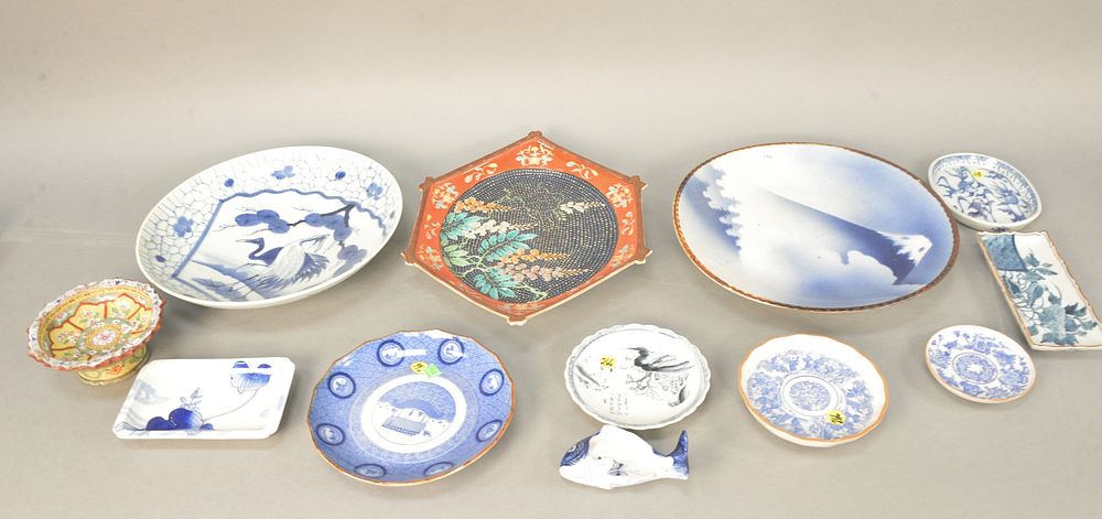 Appraisal: Group of Chinese porcelain to include three large chargers two