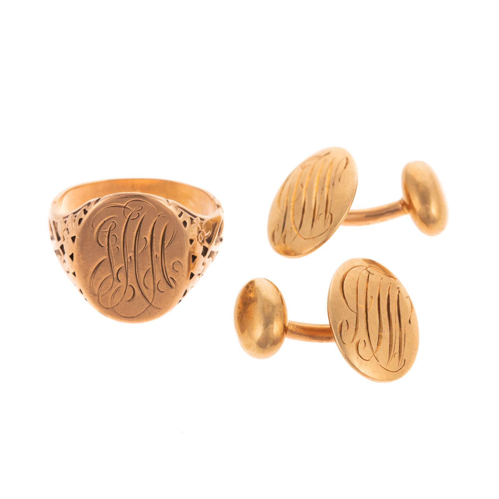 Appraisal: AN ENGRAVED SIGNET RING CUFFLINKS IN GOLD K yellow gold