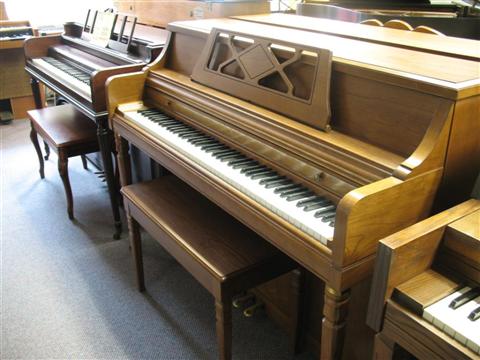 Appraisal: WURLITZER OAK CONSOLE PIANO