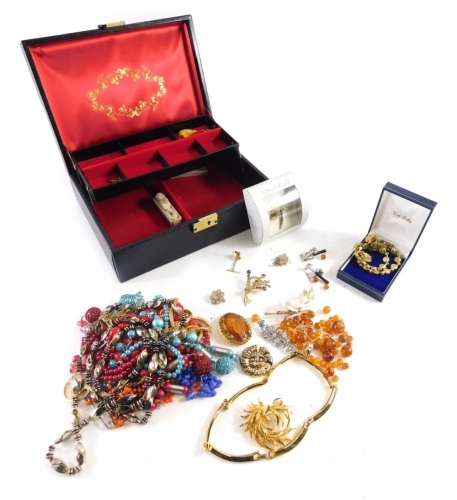 Appraisal: A quantity of costume jewellery comprising costume jewellery necklaces brooches