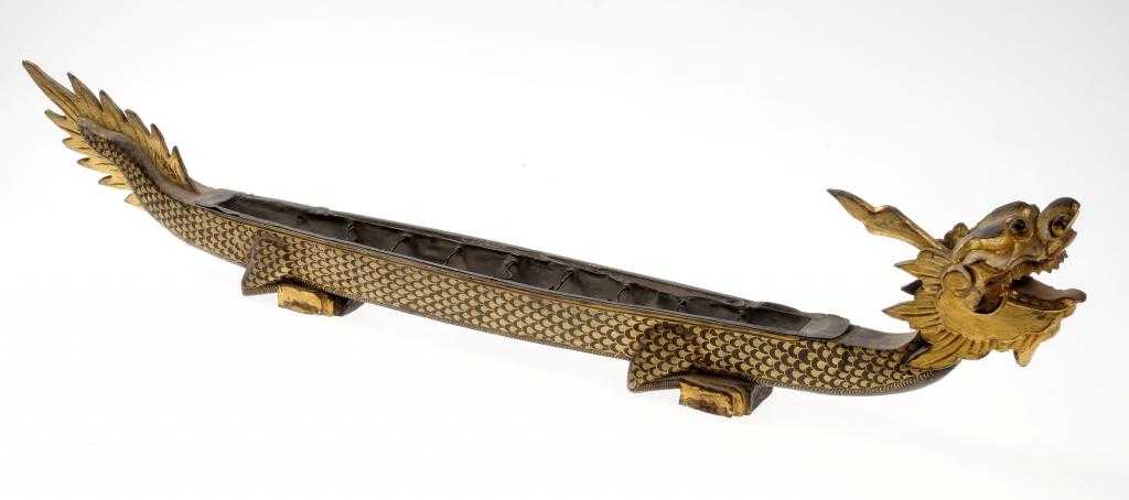 Appraisal: A CHINESE BLACK AND GOLD LACQUER POWDERED INCENSE DRAGON BOAT