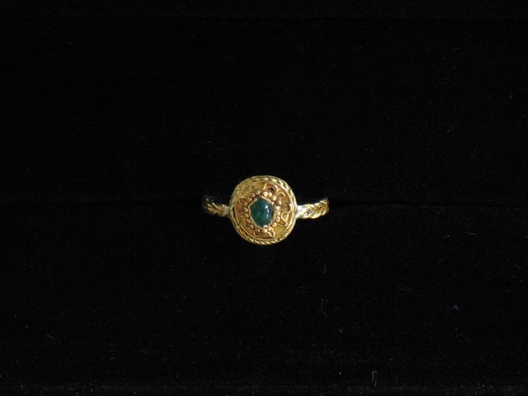 Appraisal: A ROMAN LADY'S GOLD RING the plaited shank with a