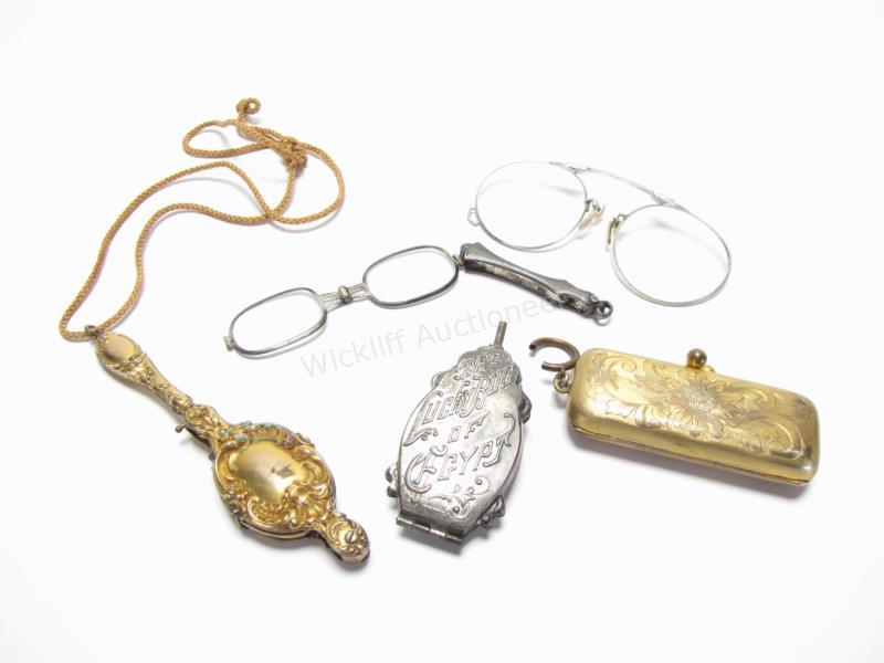 Appraisal: A group of vintage jewelry and accessories including a pair