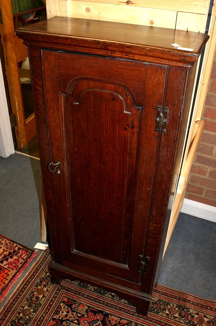 Appraisal: AN TH CENTURY OAK FLOOR STANDING CUPBOARD of narrow proportions