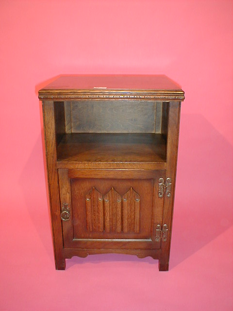 Appraisal: A linen fold oak pot cupboard