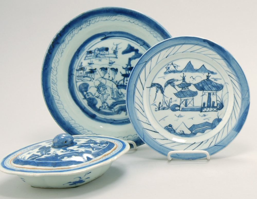 Appraisal: THREE PIECES OF CHINESE EXPORT CANTON PORCELAIN th CenturyCovered vegetable