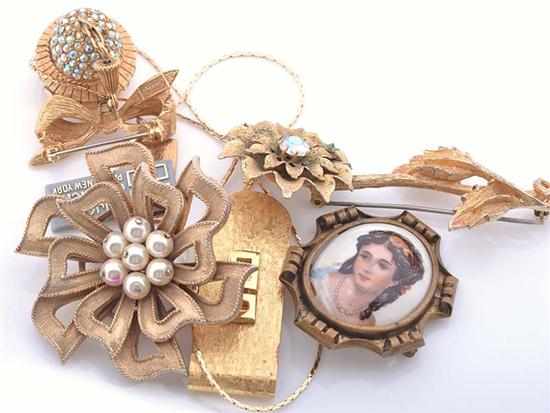 Appraisal: A BAG OF ASSORTED COSTUME JEWELLERY INCLUDING BROOCHES NECKLACE AND