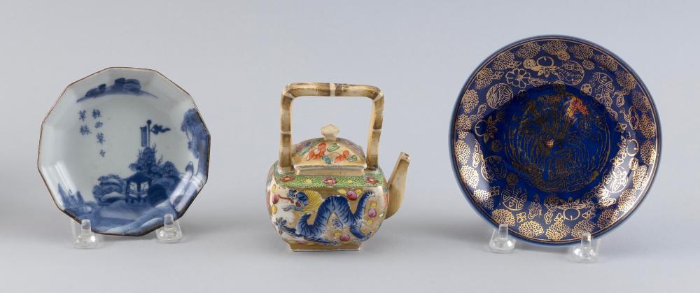 Appraisal: THREE SMALL CHINESE PORCELAIN ITEMS TH CENTURYTHREE SMALL CHINESE PORCELAIN