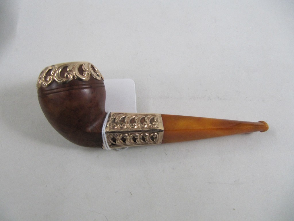 Appraisal: Amber stemmed pipe with ct gold mounts in case