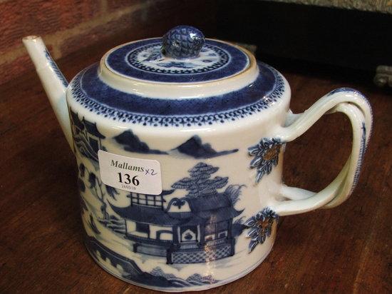 Appraisal: AN TH CENTURY CHINESE BLUE AND WHITE PORCELAIN CYLINDRICAL TEAPOT