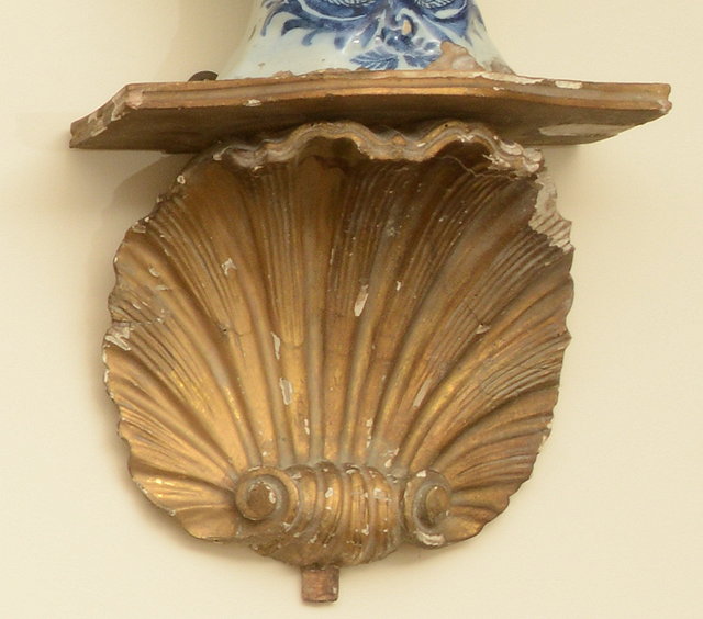 Appraisal: A PAIR OF GILTWOOD WALL BRACKETS in the form of