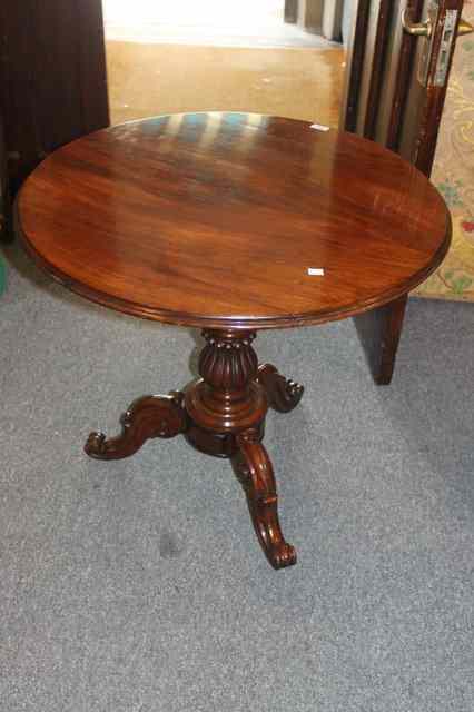 Appraisal: A VICTORIAN MAHOGANY CIRCULAR TIP UP OCCASIONAL TABLE with a