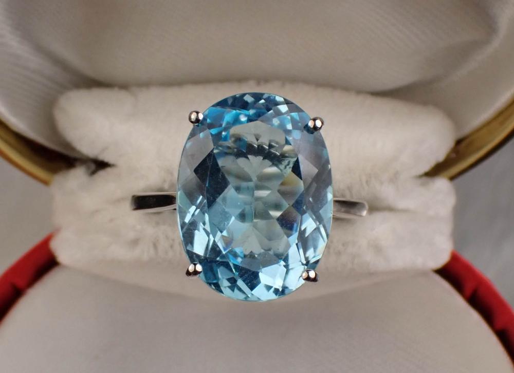 Appraisal: BLUE TOPAZ AND WHITE GOLD SOLITAIRE RING The k white