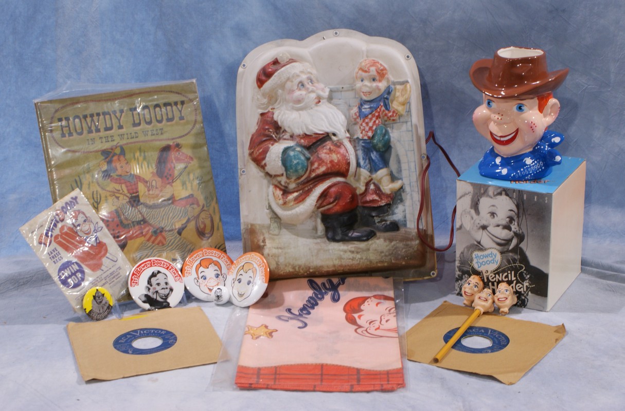 Appraisal: Howdy Doody lot including Royal Electric Company Christmas light pinback