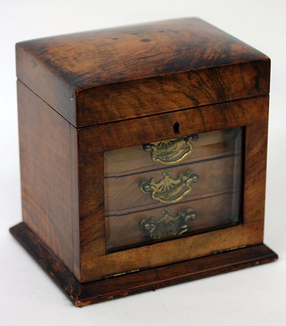 Appraisal: A WALNUT JEWELLERY CASKET with lifting lid to the top