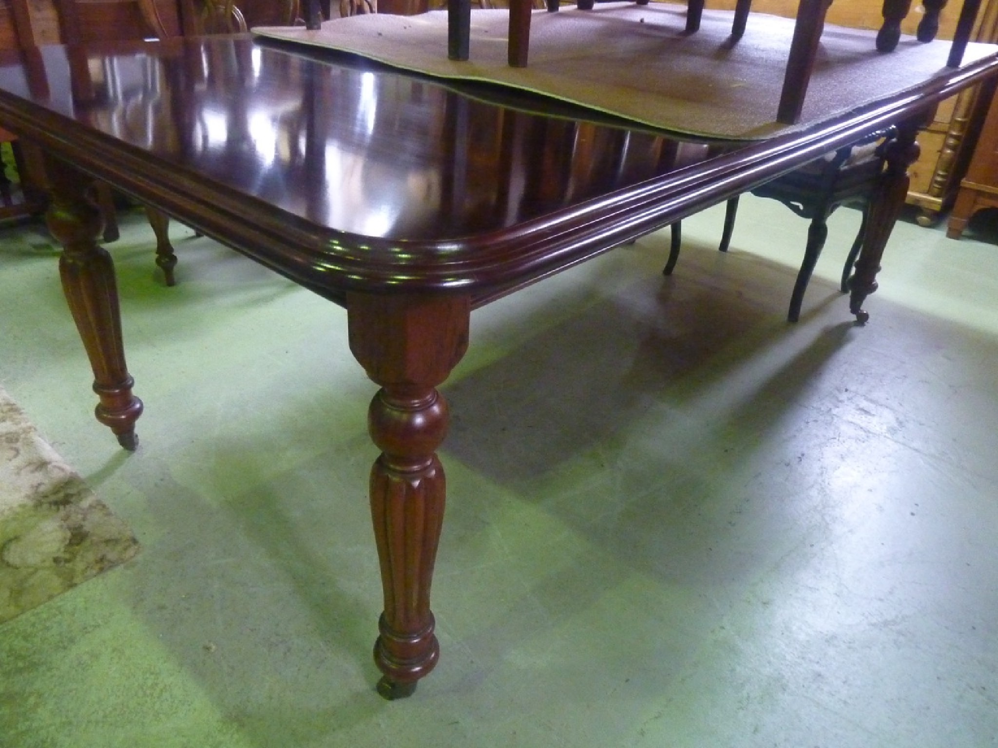 Appraisal: A Victorian style mahogany pull-out extending dining table of rectangular