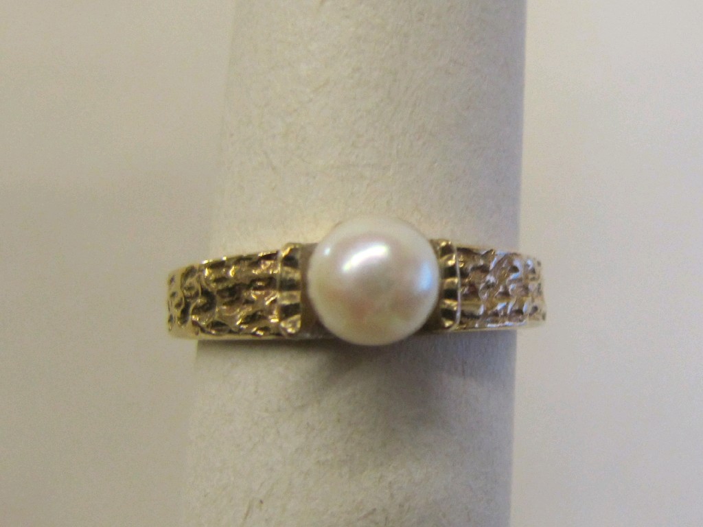 Appraisal: Nine carat gold pearl solitaire ring