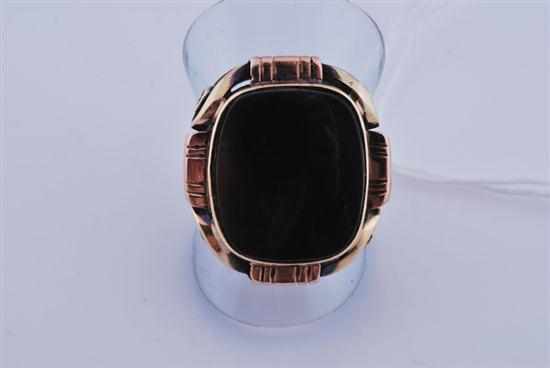 Appraisal: A TWO-TONE GOLD ONYX RING IN CT GOLD