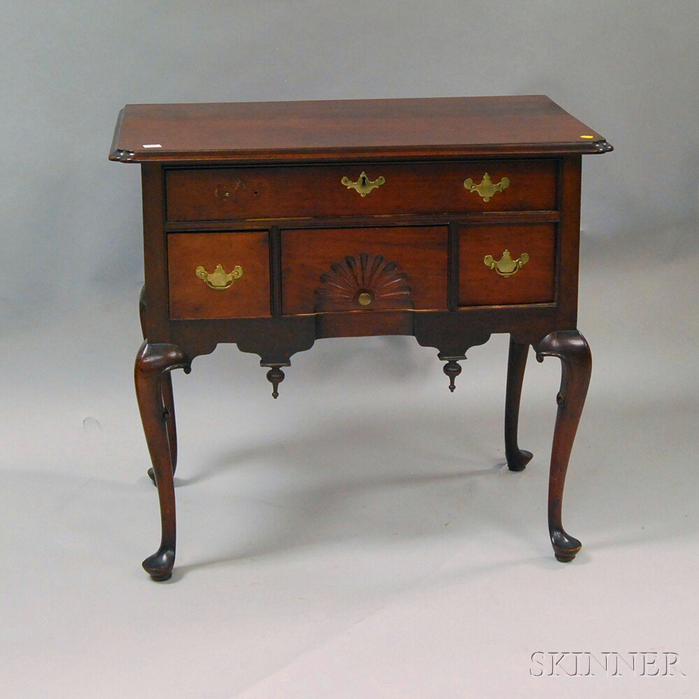 Appraisal: Queen Anne-style Mahogany Veneer Dressing Table th century the molded