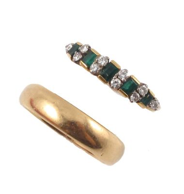 Appraisal: A yellow gold ring alternately set with five emeralds and