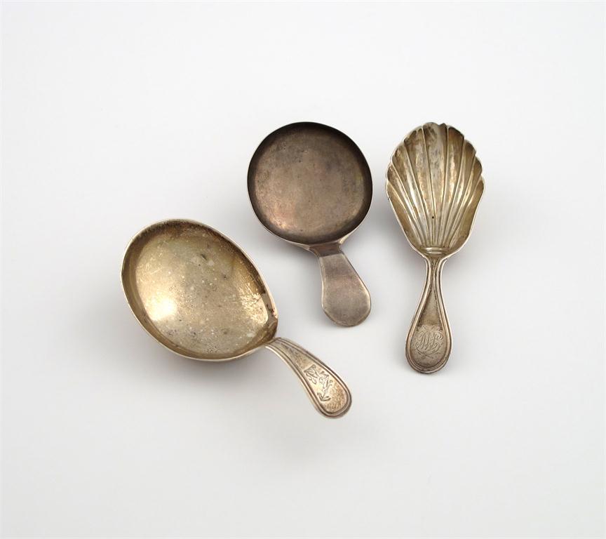 Appraisal: A George III silver Old English Thread pattern caddy spoon