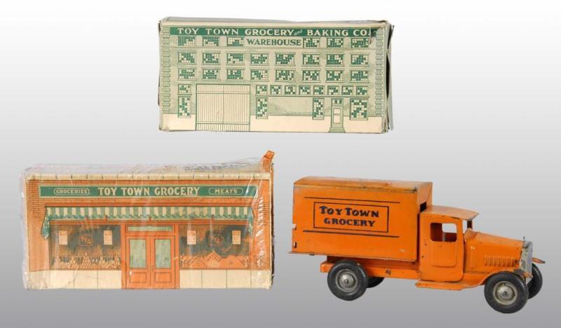 Appraisal: Pressed Steel Metalcraft Toy Town Grocery Truck Description American Six