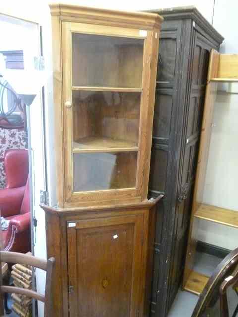 Appraisal: A TH CENTURY OAK HANGING CORNER CUPBOARD the panelled door