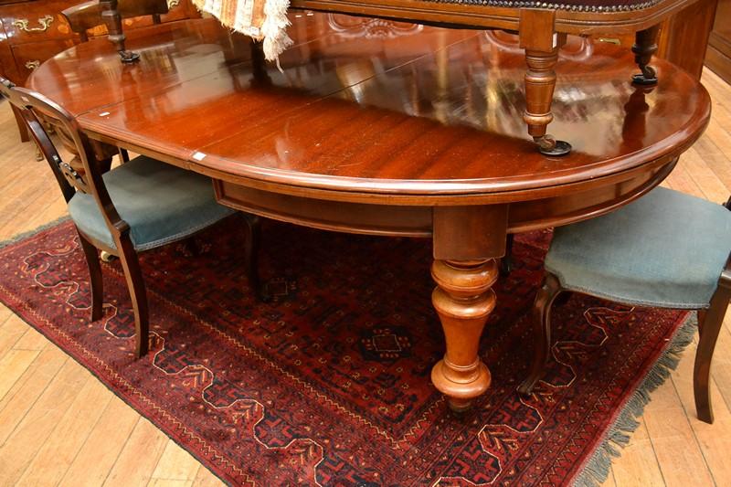 Appraisal: A VICTORIAN MAHOGANY EXTENSION DINING TABLE WITH TWO SPARE LEAVES