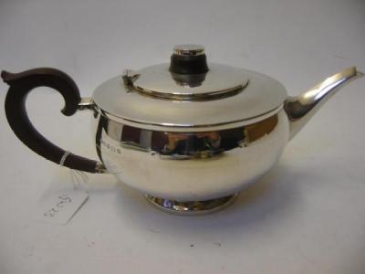 Appraisal: A TEAPOT maker Hukin Heath Birmingham of rounded form on