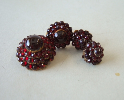 Appraisal: A carbuncle garnet and Bohemian garnet set brooch in a