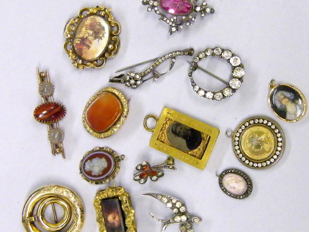 Appraisal: Selection of brooches and pendants