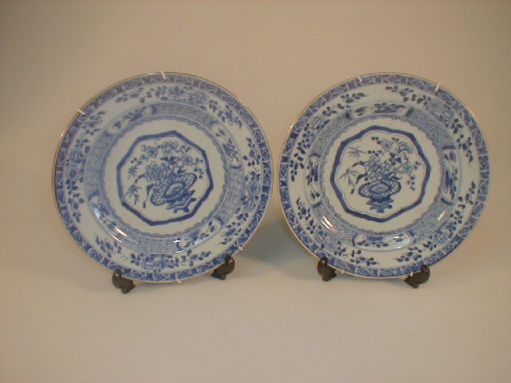 Appraisal: A pair of Chinese Nankin blue and white plates centrally