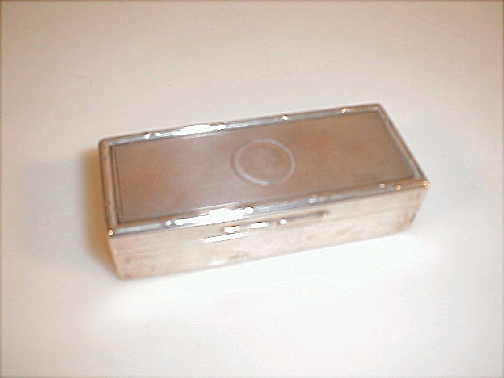 Appraisal: A George V rectangular silver snuff box the hinged lid