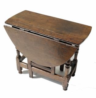 Appraisal: Drop Leaf Tavern Table With two drop leaf extensions on