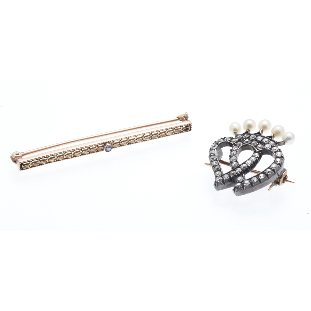 Appraisal: A Victorian diamond and pearl set brooch modelled as two