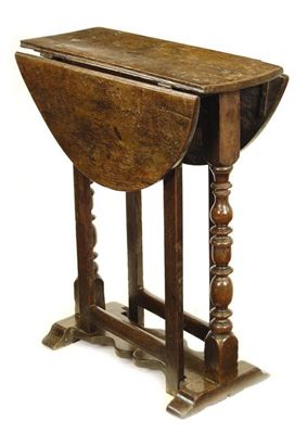 Appraisal: A small late th century oak gateleg table the oval