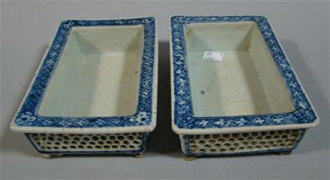 Appraisal: PAIR OF HIRADO BLUE AND WHITE BULB BOWLS Late Meiji