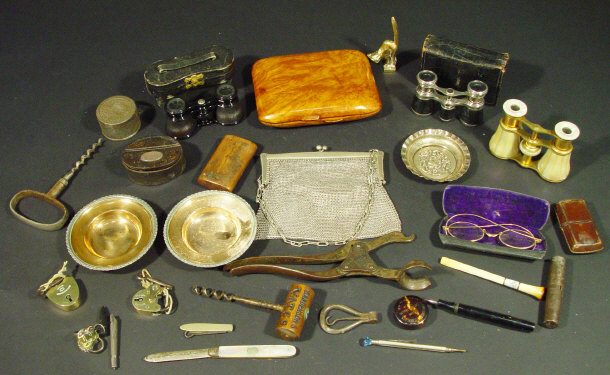 Appraisal: Collection of objects of vertu including a Georgian horn snuff