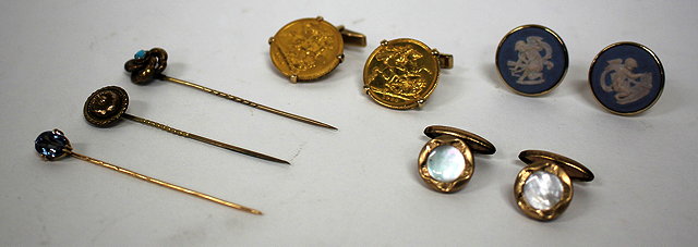 Appraisal: A PAIR OF CARAT GOLD GENTLEMAN'S CUFFLINKS each mounted with